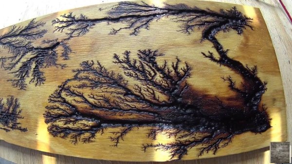 Столешница с молниями Лихтенберга