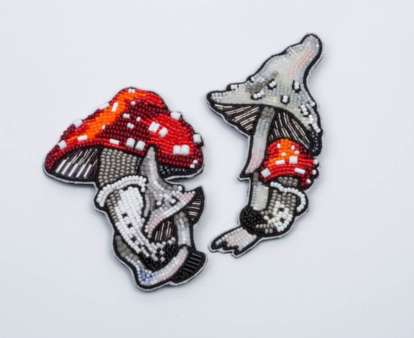 Брошь бисером мухомор