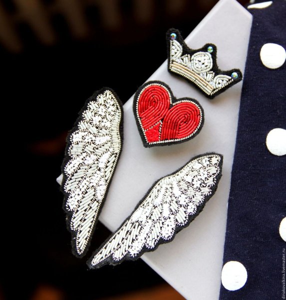 Молодежные броши