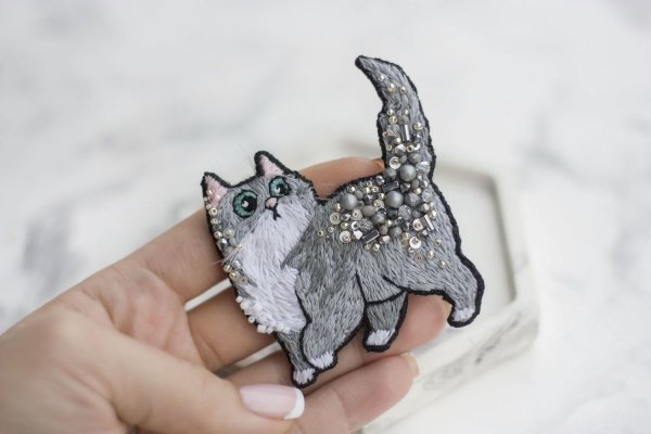 Брошь котик