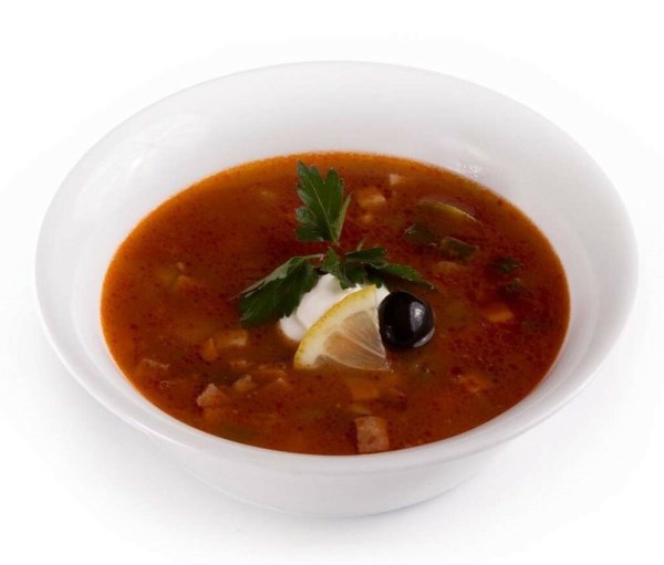 Солянка в белой тарелке