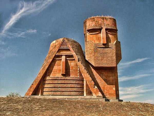 Памятник Армении Татик и папик