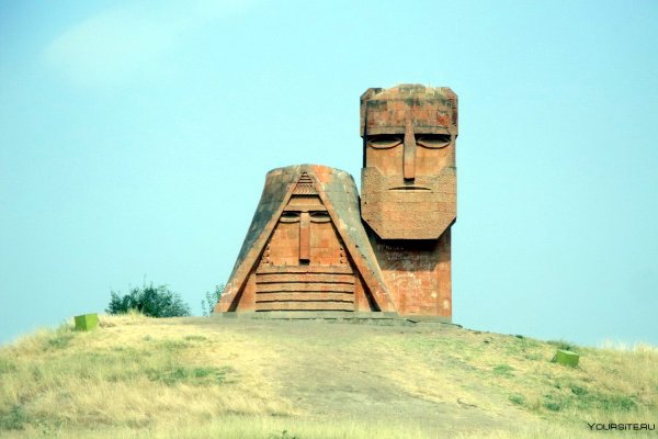 Папик Татик памятник Степанакерт