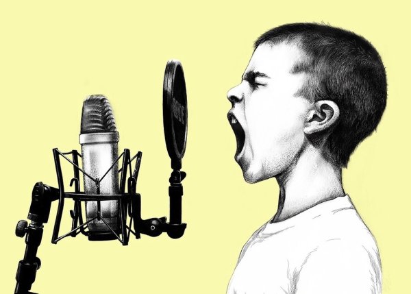 Ребенок кричит в микрофон