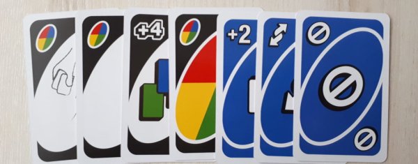 Карты уно на столе