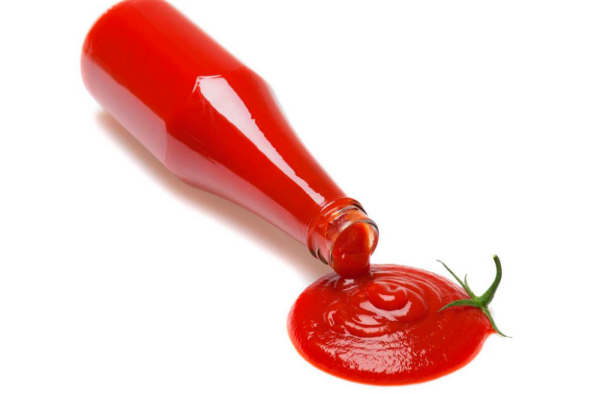 Кетчуп на белом фоне