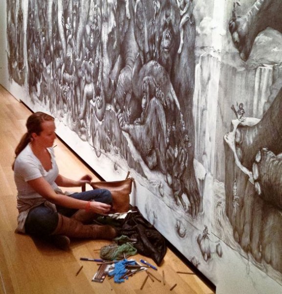 Русиует огромноую картину