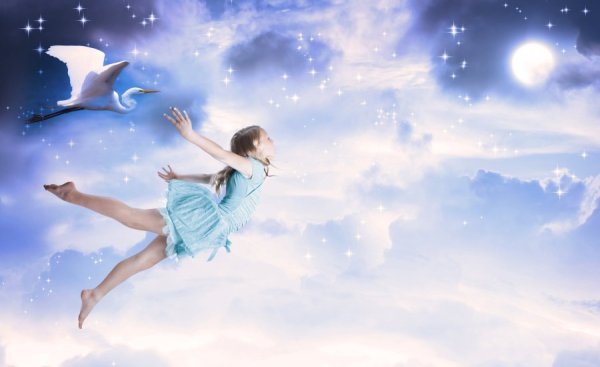 Летающая девочка