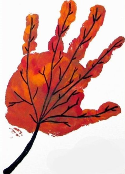 В ладошках листья осенние