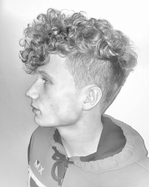 Кудрявый парень в шапке