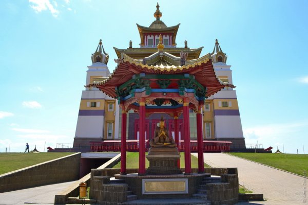 Дворец Золотая обитель Будды Шакьямуни