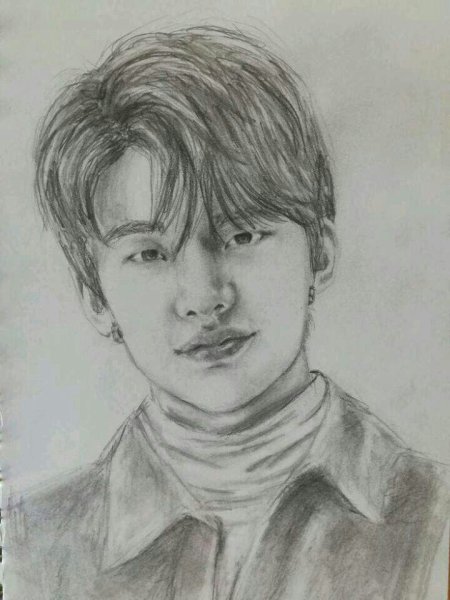 Хван Хёнджин карандашом