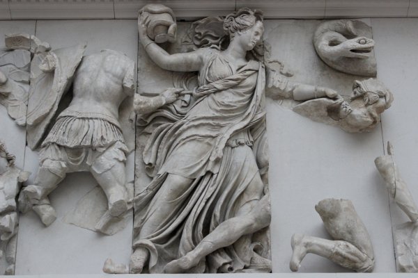 Геката Пергамский алтарь