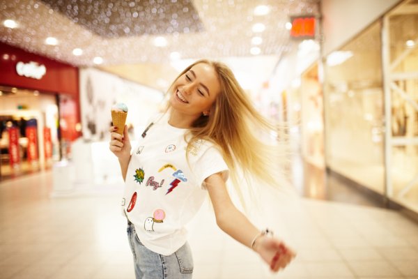 Счастливые девушки с мороженым