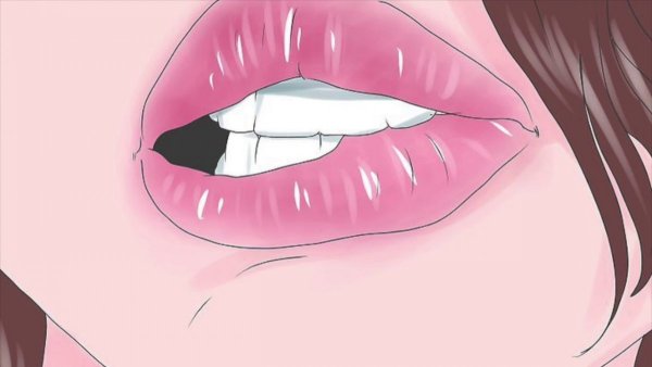 Прикусывает губу аниме
