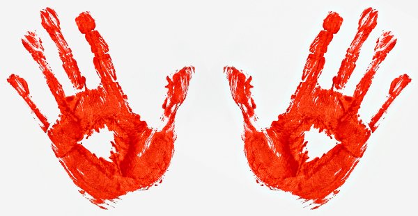 Кровавый отпечаток ладони