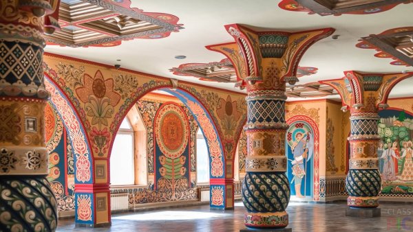 Расписной интерьер Уральской избы