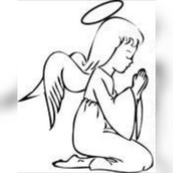 Человек сложил руки в молитве