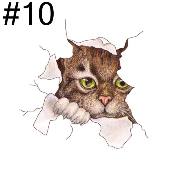 Кот разрывает бумагу