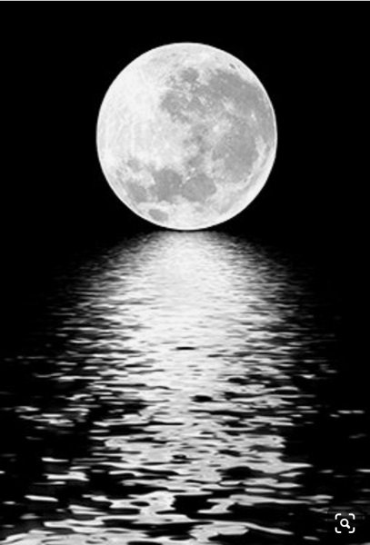 Отражение Луны в воде