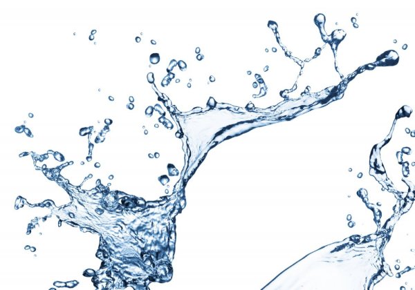 Белые брызги воды