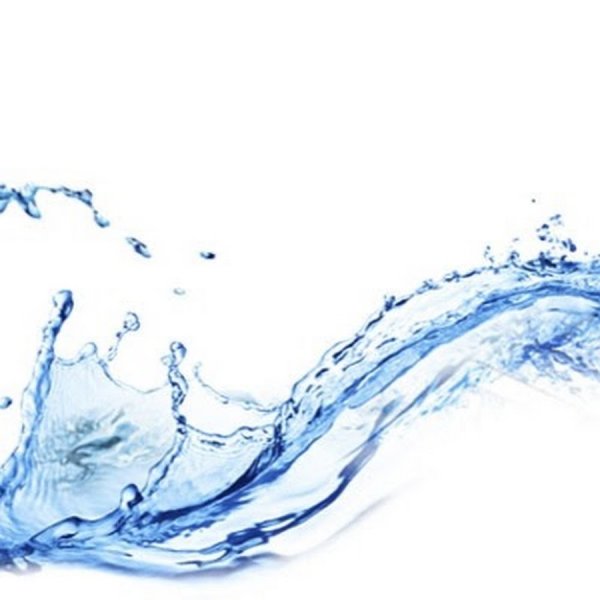 Вода льется на прозрачном фоне