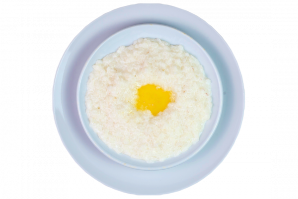 Рисовая каша молочная на белом фоне