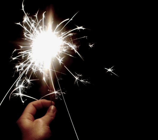 Бенгальский огонь на белом