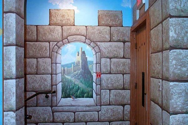 Нарисованные камни на стене