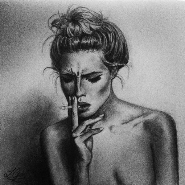 Девушка с сигаретой карандашом