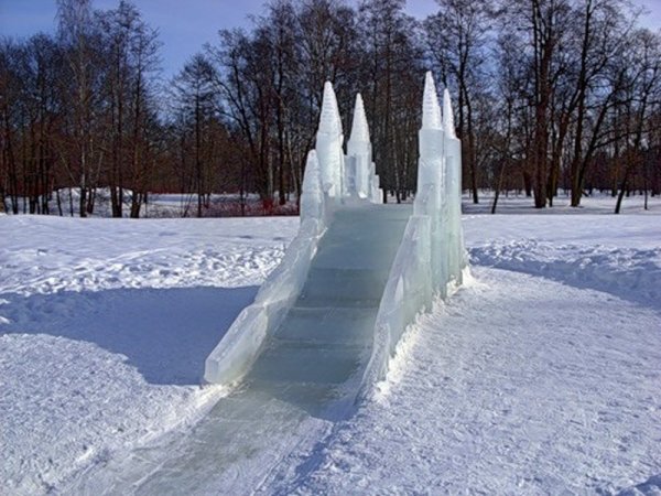 На прозрачном фоне снежные горки