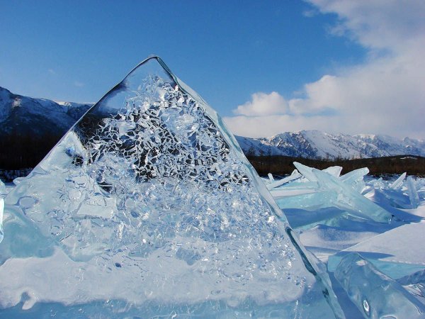 Озеро Байкал ледяные сопки