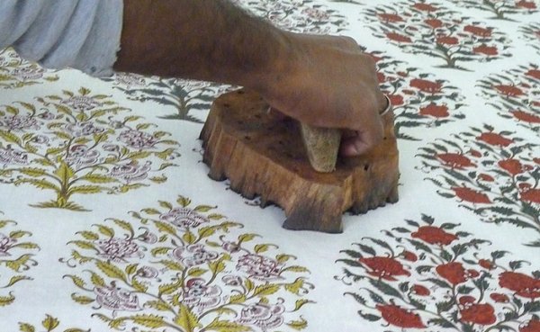 Белоземельная набойка на ткани