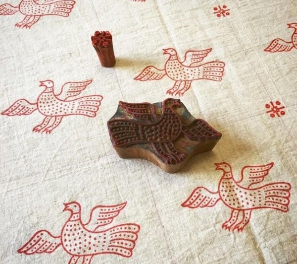 Белоземельная набойка на ткани