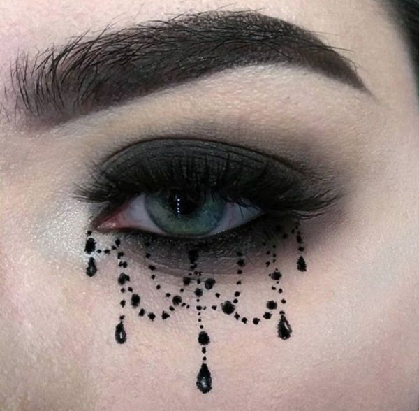 Готические стрелки на глазах
