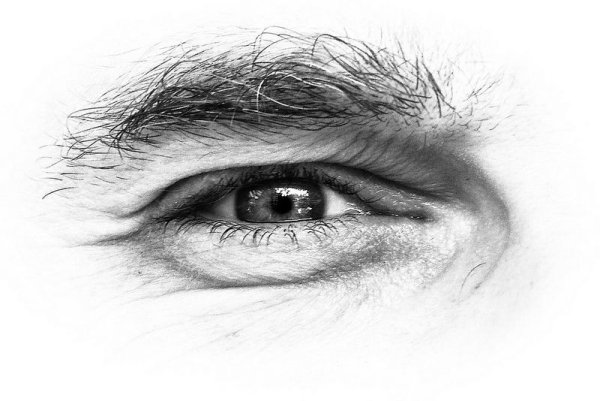 Мужские глаза карандашом