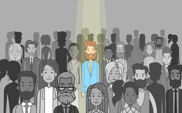 Выделяется из толпы