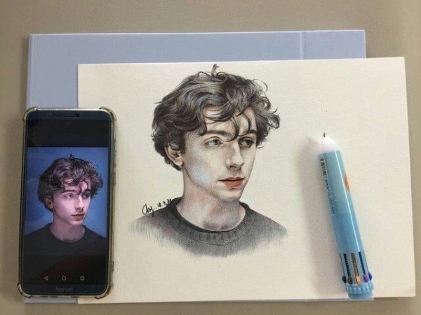 Тимоти Шаламе карандашом