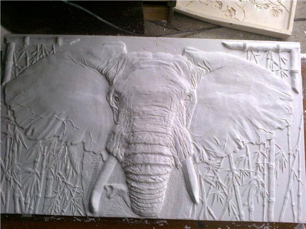 Барельеф на стене животные