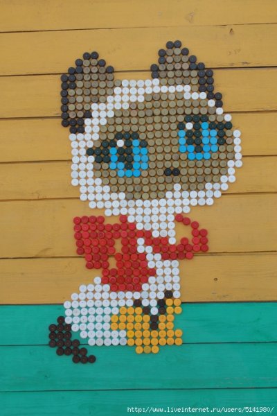 Мозайка из бутылочных пробок