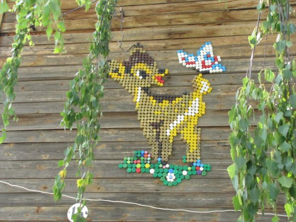 Мозайка из бутылочных пробок