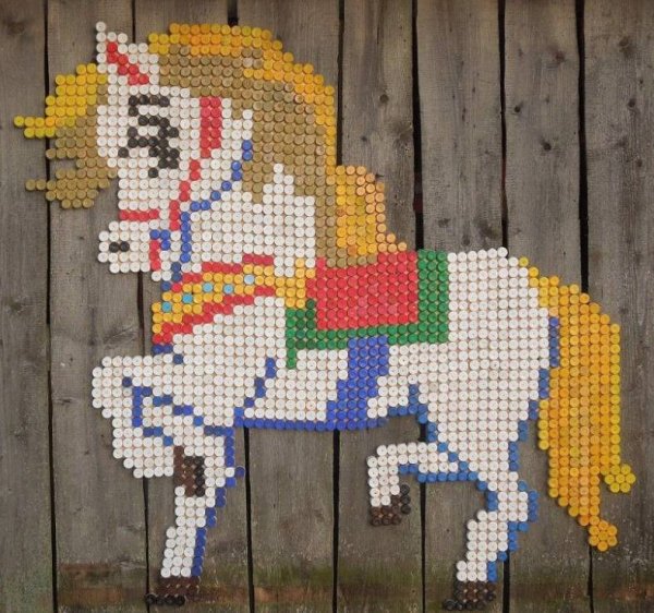 Панно из пластиковых крышек