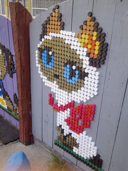 Панно из пробок от пластиковых бутылок