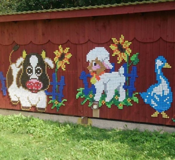 Орнамент из пластиковых пробок