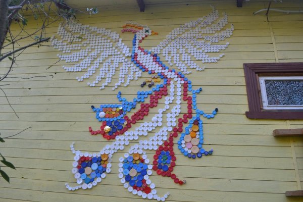 Забор из бутылочных крышек