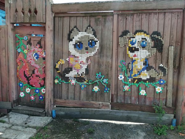 Лебеди из пластиковых крышек