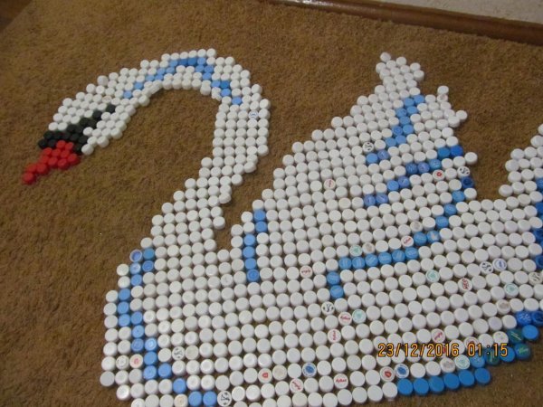 Забор из пластиковых крышек