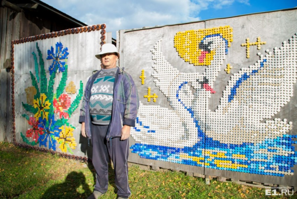 Панно из пластмассовых крышек