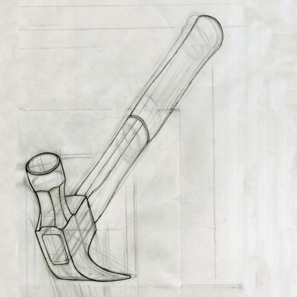 Молоток и гвоздь в руках