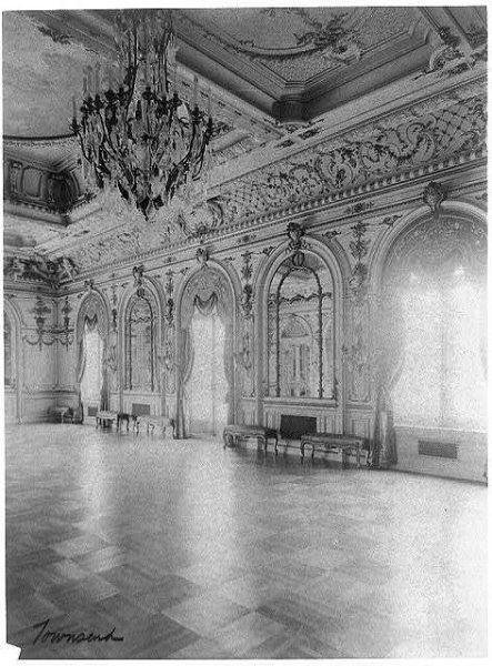 Танцевальный зал 19 века